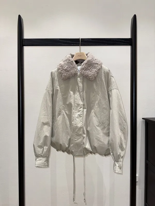 Fashionable Short Coat with Fur Collar - Lightweight and Comfortable