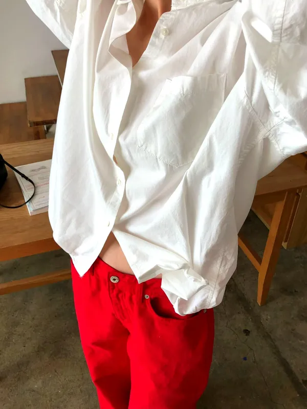 Minimalist White Shirt, Fresh and Versatile for Spring and Summer