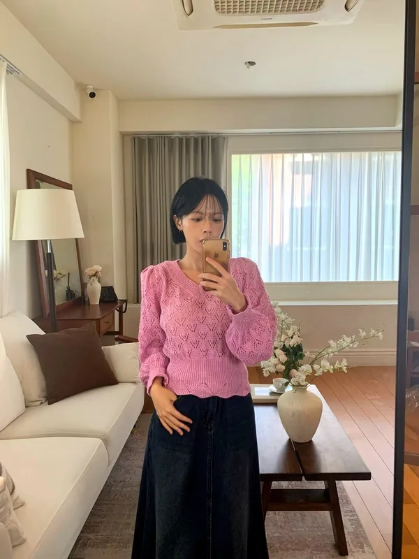 Sweet lace knitted top, elegant temperament fully displayed.