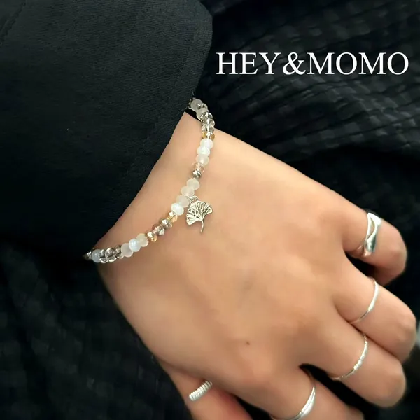 Elegant Leaf Design Bracelet - A Fashionable Accessory for Women Bracelet