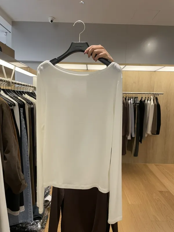 シンプルなホワイト長袖トップ、快適で万能