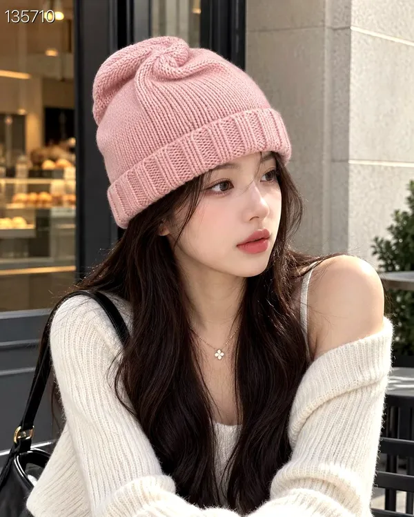 Stylish Pink Knit Hat - Warm and Comfortable, Perfect for Winter Outfits