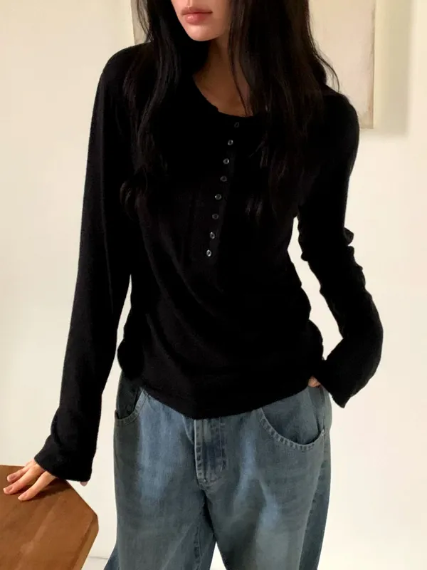 Stylish and Minimalist Black Long Sleeve T-Shirt, Comfortable and Versatile