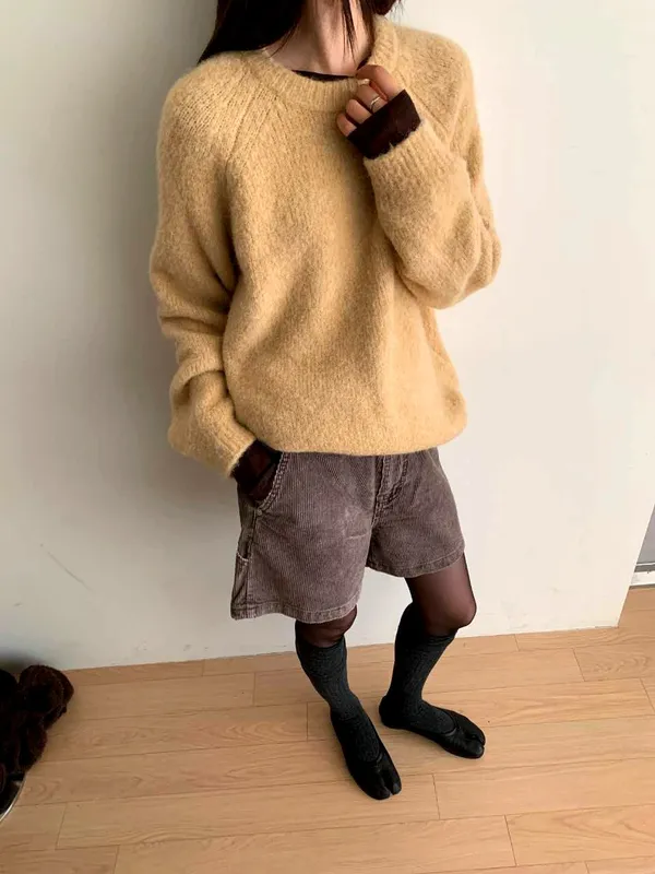 Cozy Knitted Sweater: Your Must-Have Top for Fall and Winter
