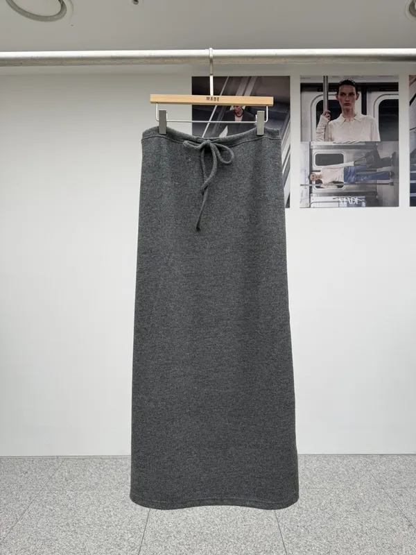 Minimalist Gray High-Waisted Maxi Skirt - Comfortable and Versatile
