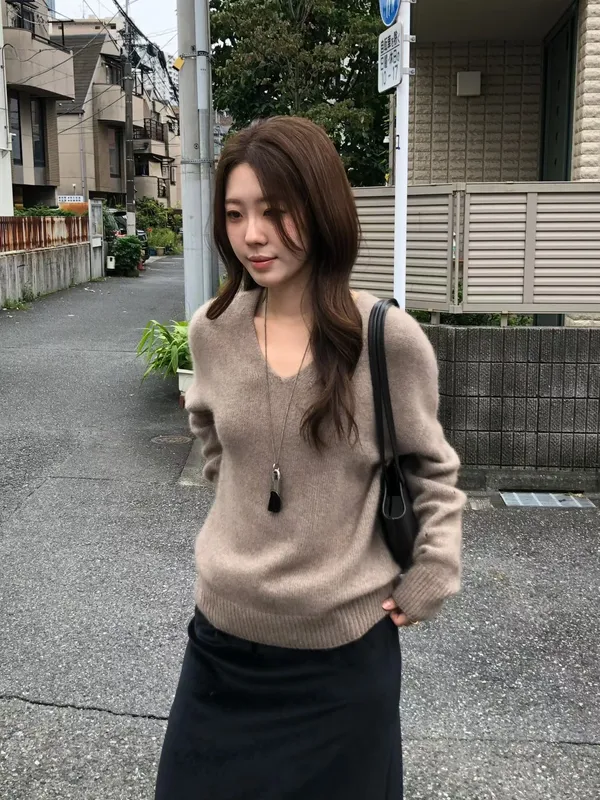 Elegant and Cozy Knitted Sweater - Perfect for Any Outfit