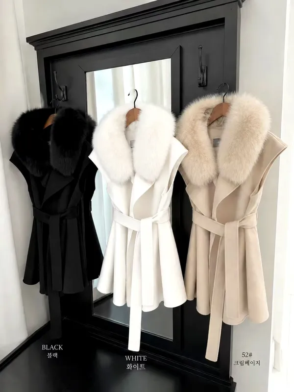 Stylish and Elegant Women's Coat with Luxurious Fur Collar