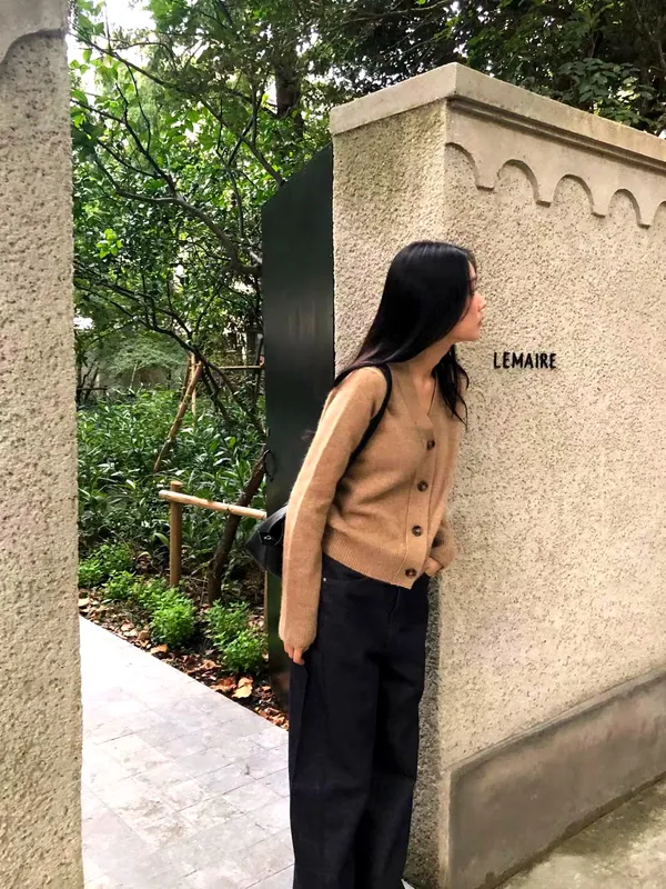 Minimalist Style Knitted Sweater - Comfortable and Versatile