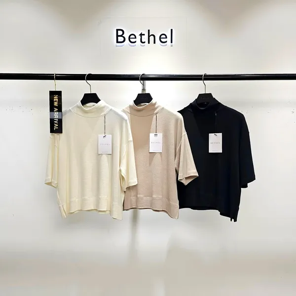 Stylish and Minimalist Women's Top - Comfortable and Versatile