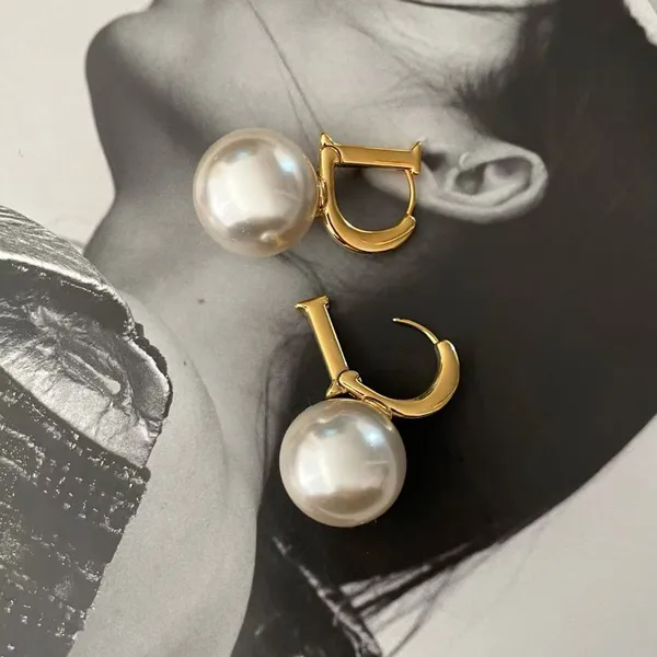 Elegant Pearl Earrings with Stylish Metal Clasp Design