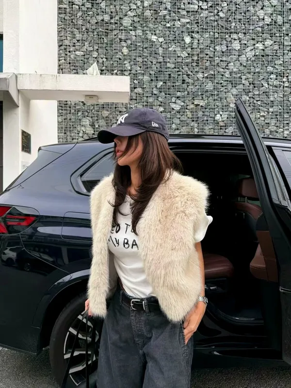 Stylish Plush Women's Vest Jacket - Warm and Versatile