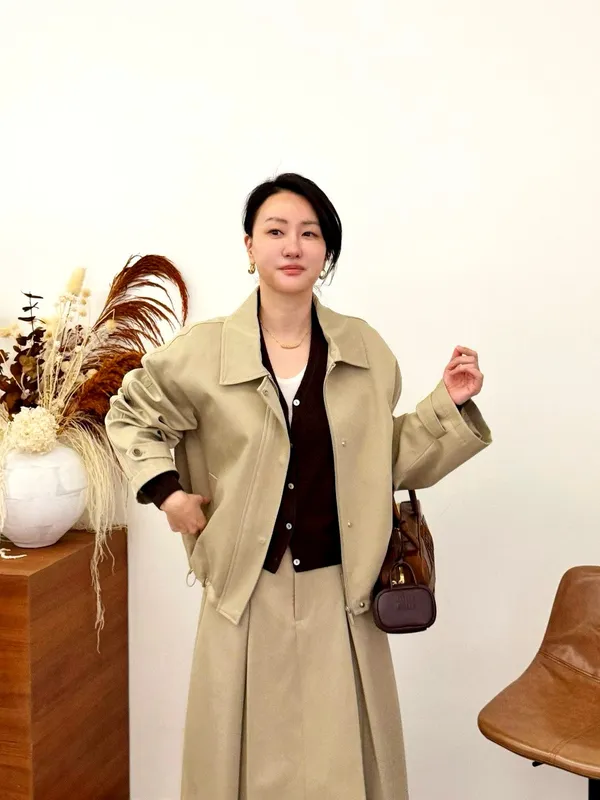 Stylish and Minimalist Women's Jacket - Lightweight and Comfortable