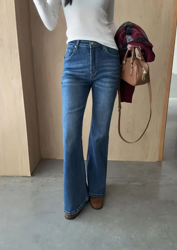 Stylish High-Waisted Jeans for a Slim and Long-Legged Look
