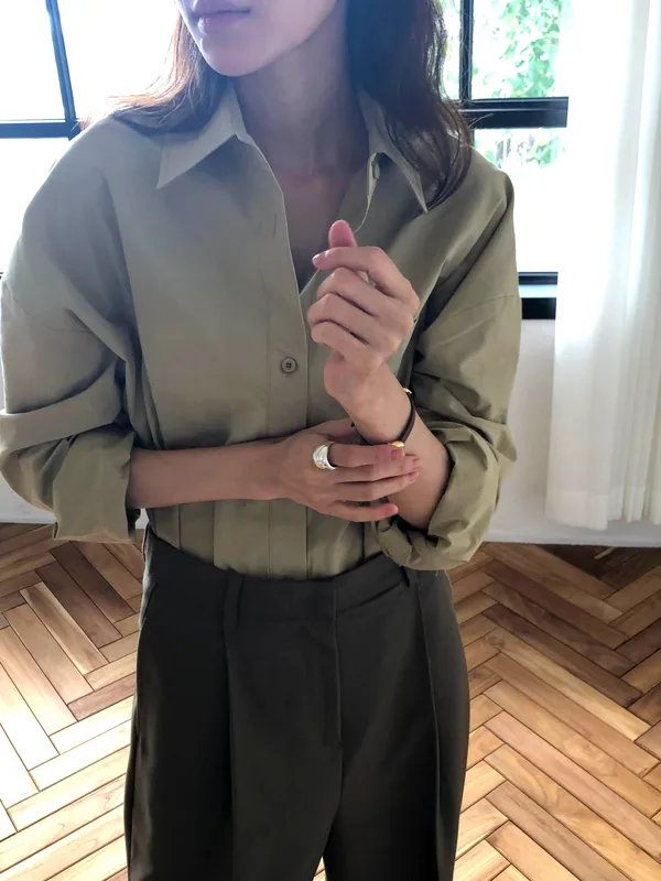 Casual Loose-Fit Shirt in Minimalist Style - Comfortable and Breathable