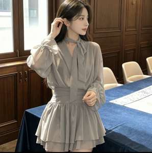 우아한 그레이 드레스, 가볍고 흐르는