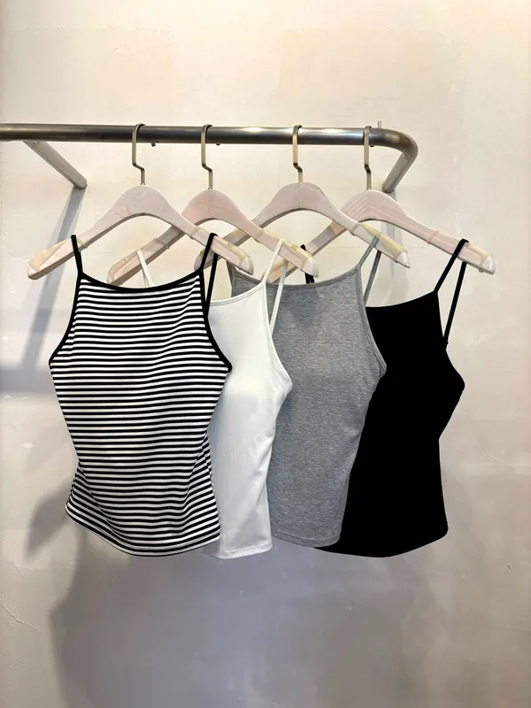 Stylish and Minimalist Women's Top - Comfortable and Versatile Tank Top