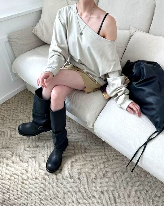 패셔너블한 루즈핏 오프숄더 티셔츠로 편안한 캐주얼 스타일 완성하기