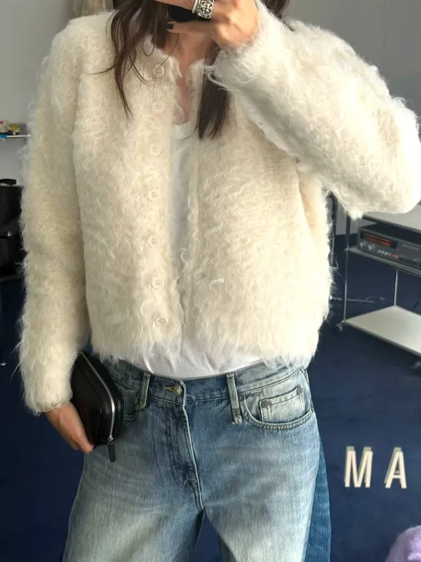 柔軟毛絨開衫女裝，溫暖舒適的秋冬必備