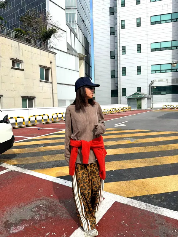 Fashion casual pants, comfortable and versatile, sporty style.