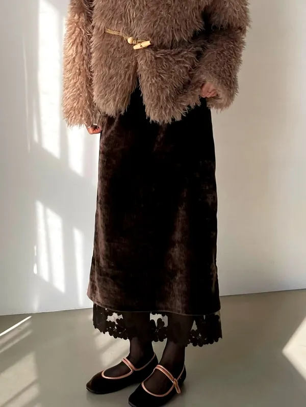 Elegant Long Skirt to Showcase Feminine Charm