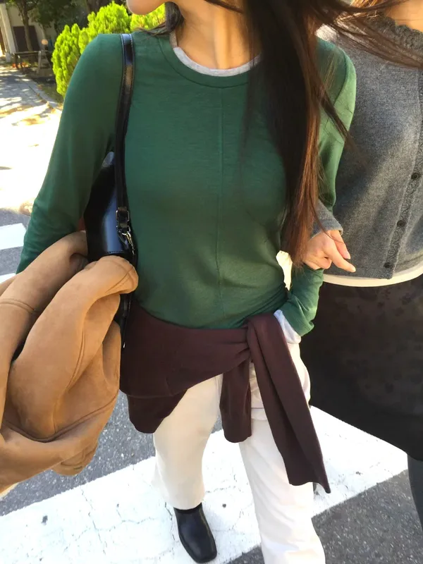 簡約舒適女裝長袖T恤，清新綠色