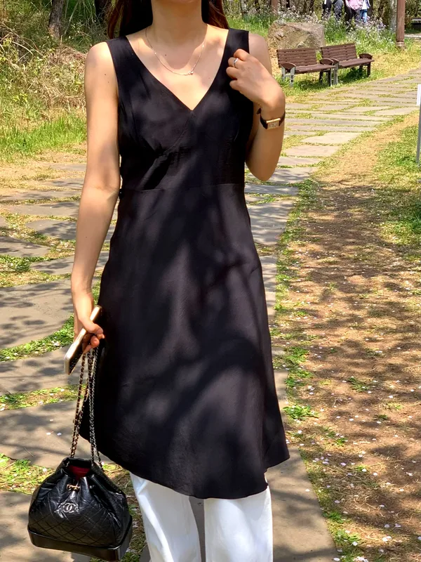 Elegant Black V-Neck Dress - A Summer Essential