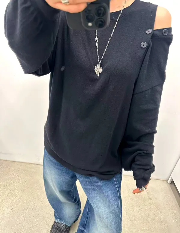 Stylish Black Knit Sweater - Comfortable and Versatile to Showcase Your Personality