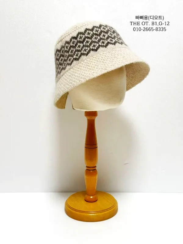 Fashionable Knitted Women's Hat - Warm and Comfortable, Perfect for Autumn and Winter Outfits