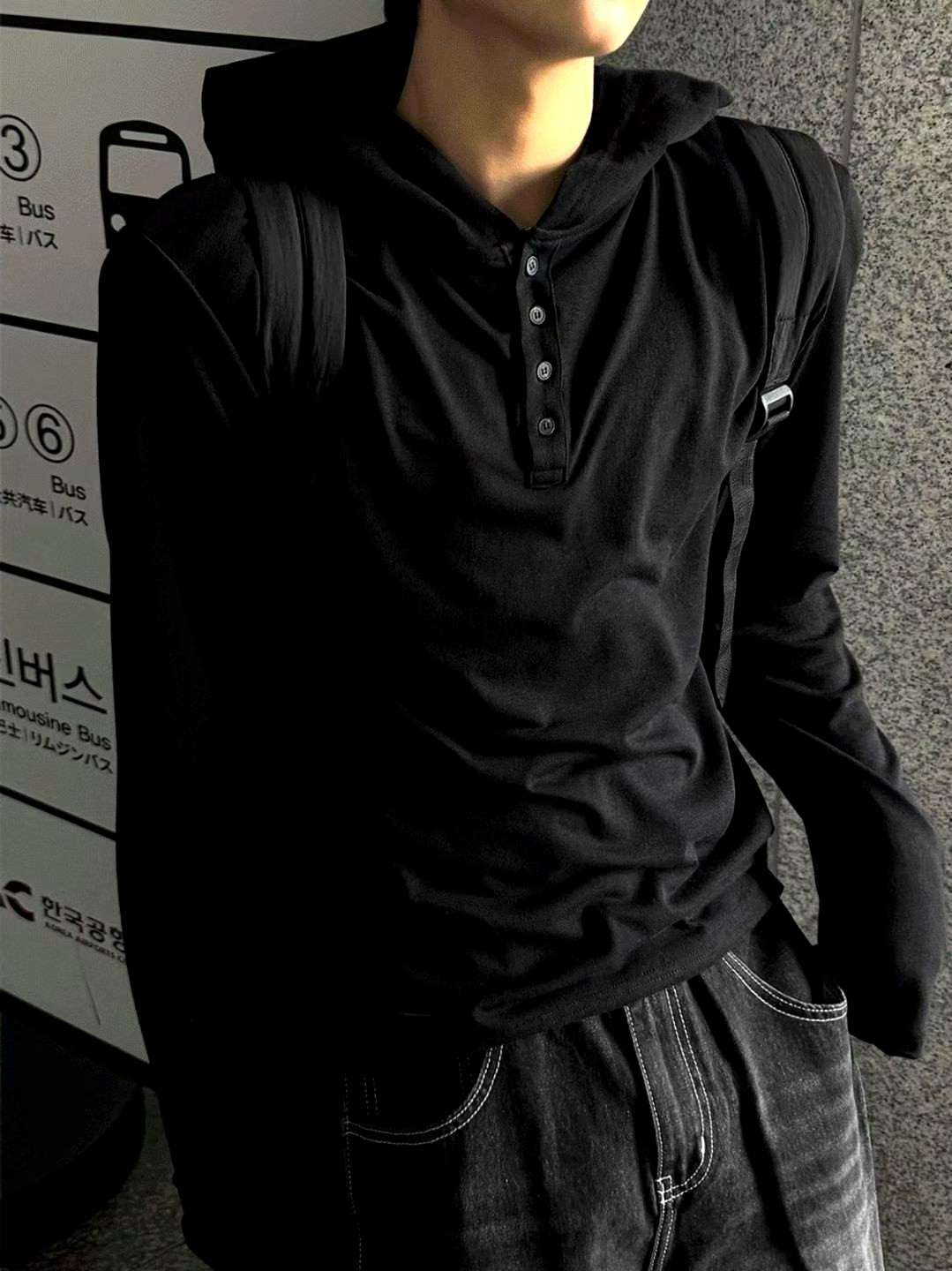 스타일리시한 블랙 남성 후드 티셔츠, 편안하고 다재다능