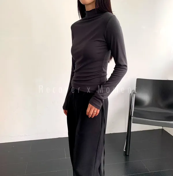 Stylish Minimalist Women's Top, Comfortable Slim-Fit Long Sleeve