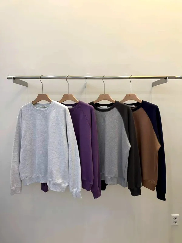 Áo hoodie thoải mái và đa năng, món đồ không thể thiếu cho mùa thu đông