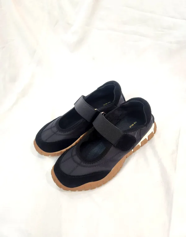 Stylish and Comfortable Women's Shoes for All Occasions - Apm Luxe B1 Floor 110 RILLA Apm Luxe B1층110호 RILLA(릴라) no 5229 size 230~250 굽높이 3cm 40000원 블랙 그레이 카키 베이지 천연소가죽 빈티한 컬러감에 소가죽 소재에 핫한 디자인의 메리제인 스니커즈 편한 몰드창에 발등 밴딩 스트랩과 벨크로 조합이 캐주얼스런 무드를 잘 살려준 4계절 내내 착용가능 데일리슈즈입니다.