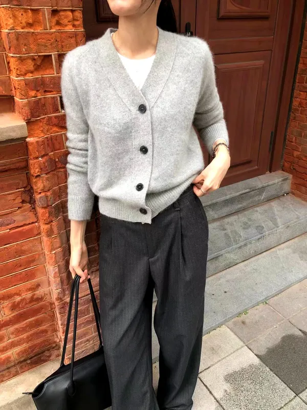 Elegant Minimalist Gray Sweater, A Must-Have for Warmth and Comfort in Autumn and Winter