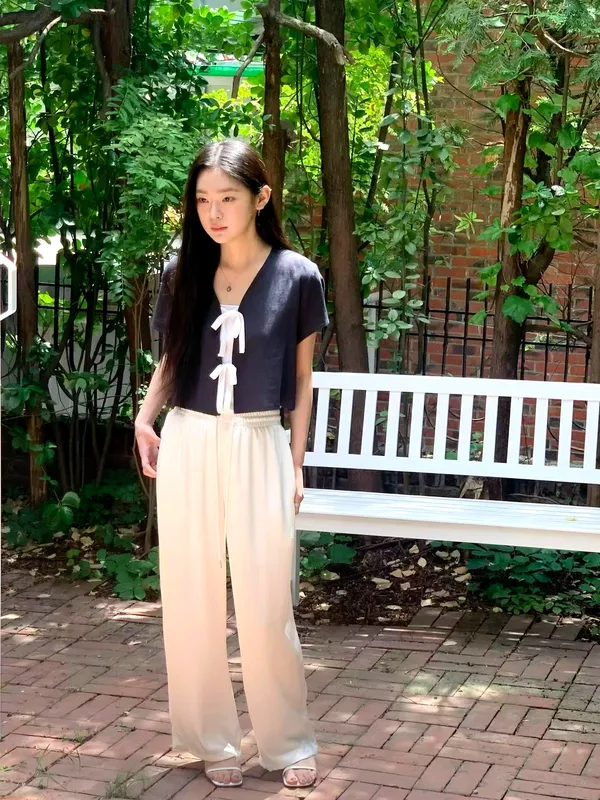 Stylish and Minimalist Women's Top, Elegant Design, Comfortable Fabric