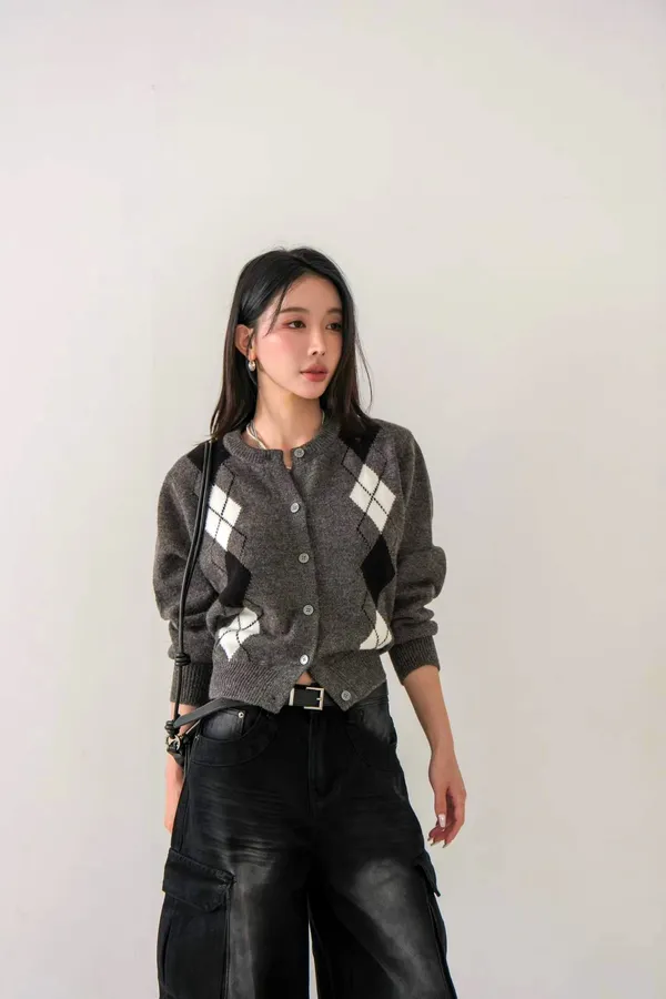 Classic Plaid Cardigan for Women - Stylish and Versatile