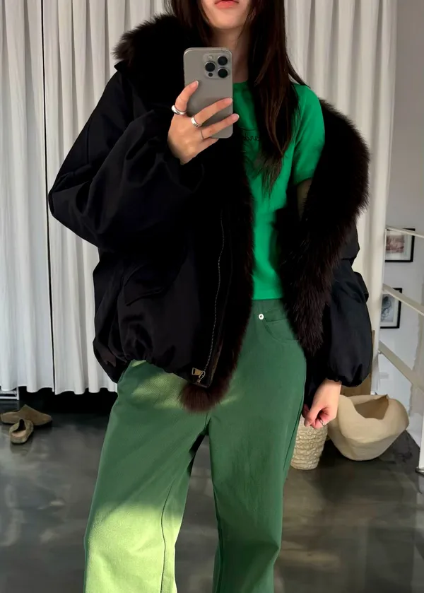 Stylish Women's Jacket with Elegant Fur Collar Design