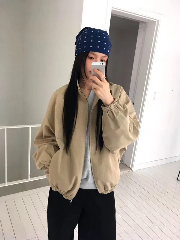Stylish and Minimalist Women's Jacket - Lightweight and Comfortable for Perfect Pairing