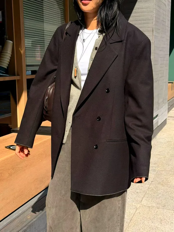 Stylish Minimalist Women's Jacket - Elegant and Versatile