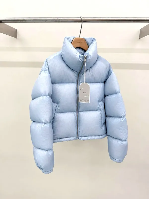 時尚輕盈羽絨服，溫暖又舒適