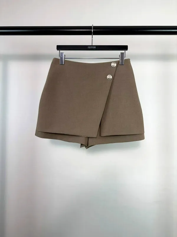 Stylish and Minimalist Women's Shorts, Elegant Cut for Summer Outfits
