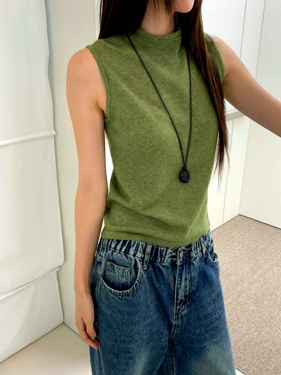 상쾌한 그린 민소매 탑, 편안하고 통기성이 좋으며 여름 필수품