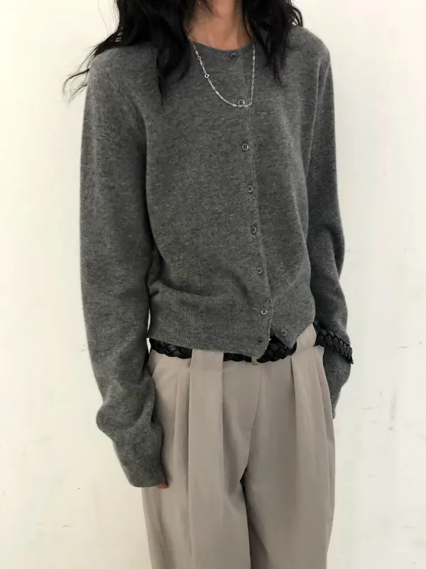 Elegant and Minimalist Women's Cardigan with Comfortable Knitting Design