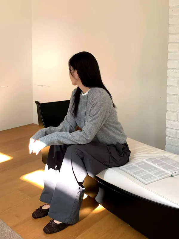 Stylish and Minimalist Knit Sweater, Comfortable and Versatile for Fall and Winter