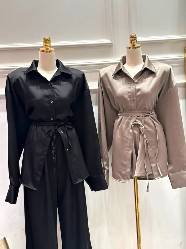 Bộ trang phục nữ thanh lịch và thời trang, chất liệu mềm mại và thoải mái, phối hợp hoàn hảo