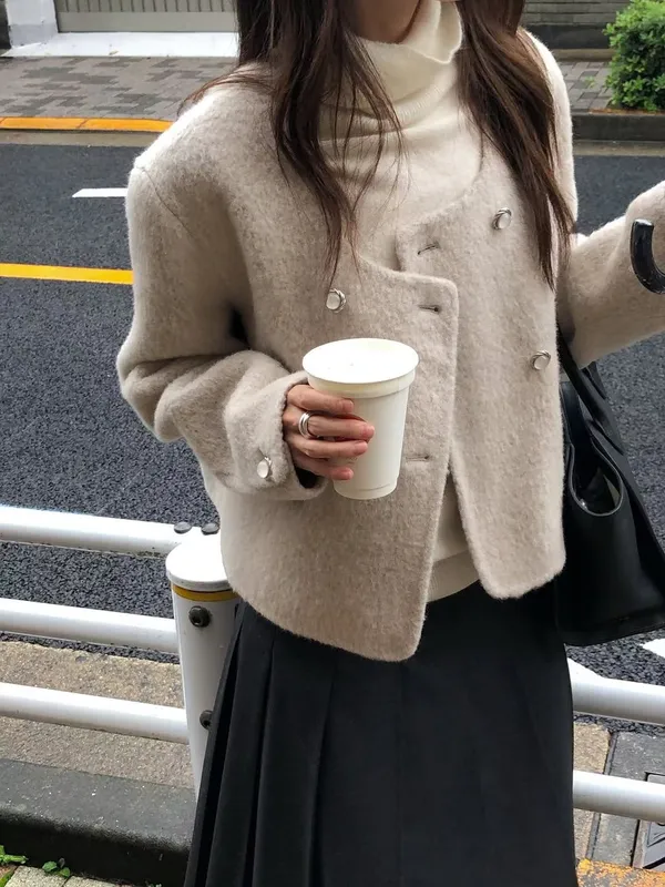 Stylish and Elegant Women's Jacket - Warm and Comfortable for Fall and Winter