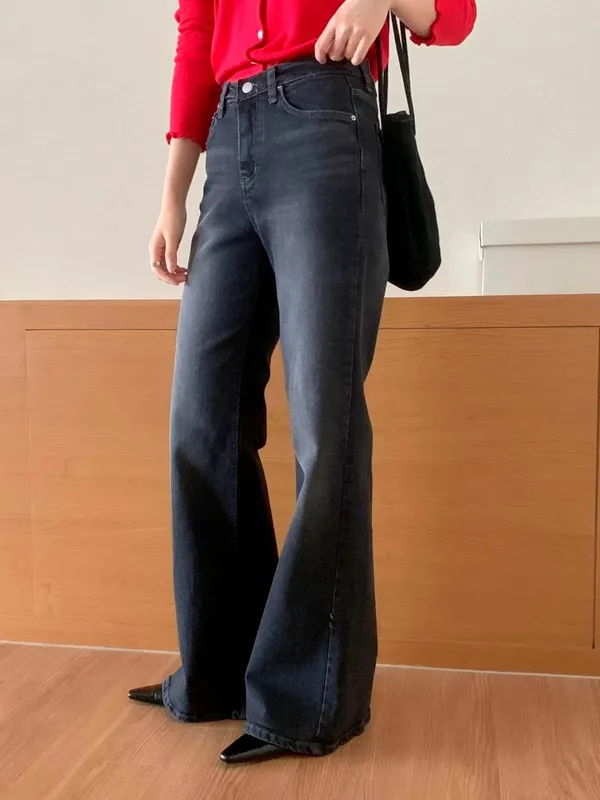 Fashionable High-Waisted Wide-Leg Jeans to Showcase Elegance