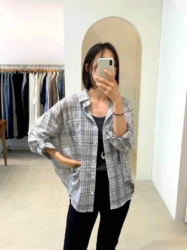 Stylish Plaid Women's Shirt - Effortlessly Pair with Casual Looks