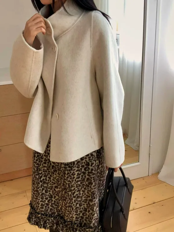 Elegant and Fashionable Women's Coat - Warm and Comfortable, Perfect for Any Outfit