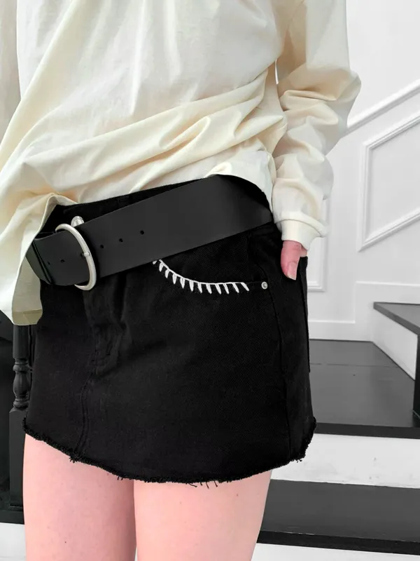 Stylish Versatile Black Mini Skirt to Showcase Your Youthful Energy
