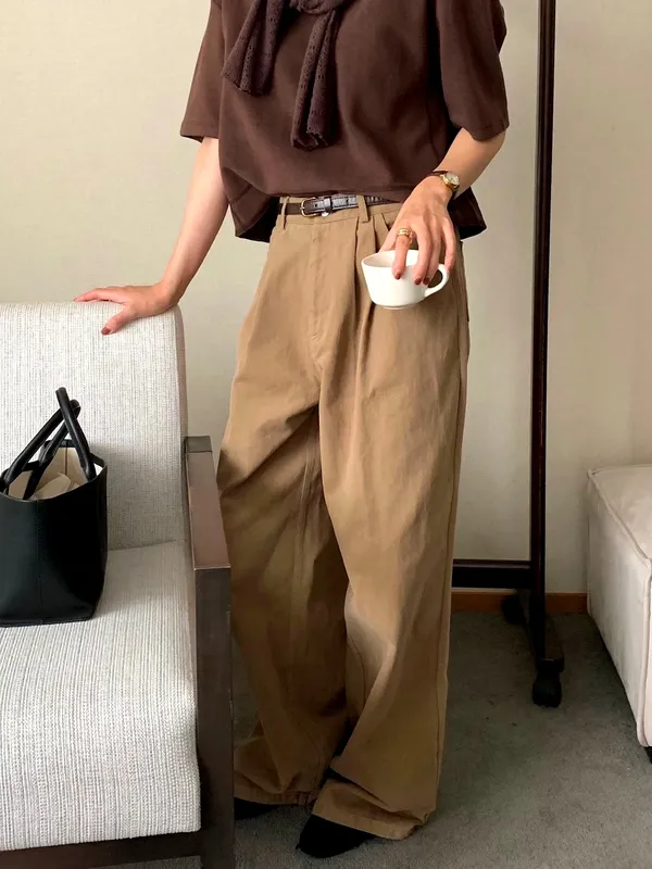 寬松休閒褲，舒適百搭，適合日常穿搭